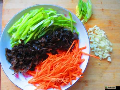 明日之后游戏内美食探索，鱼香肉丝制作步骤全攻略详解